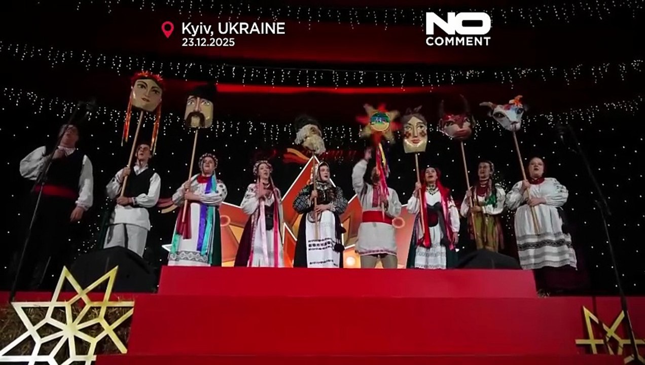 Des familles ukrainiennes organisent un dîner de Noël pour des enfants déplacés à Kyiv