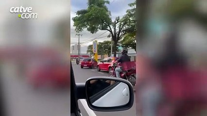 Inusitado: boi escapa durante transporte e passeia pelas ruas de Paranavaí