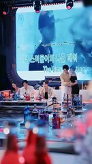 Knowing that she had a purpose, instead of pushing her away, she allowed her step by step, even though she went from being cold and alienated to following her eyes, from wanting to play until she couldn't quit the flower of the high mountain, she was drag