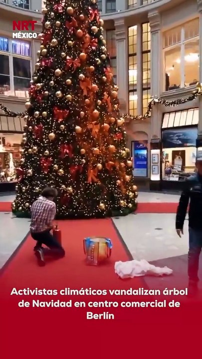 Activistas climáticos vandalizaron un árbol de Navidad dentro de un centro comercial en Berlín, como parte de una acción para llamar la atención sobre el cambio climático.