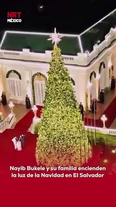 El presidente Nayib Bukele, junto a la Primera Dama Gabriela de Bukele y sus hijas Layla y Aminah, encendieron la luz de la Navidad, dando inicio a las celebraciones decembrinas.