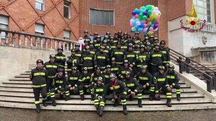 Gli auguri dei Vigili del Fuoco ai baby pazienti del Civile