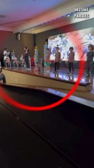 Ce petit garçon atteint d’un handicap participe au spectacle scolaire avec les autres élèves