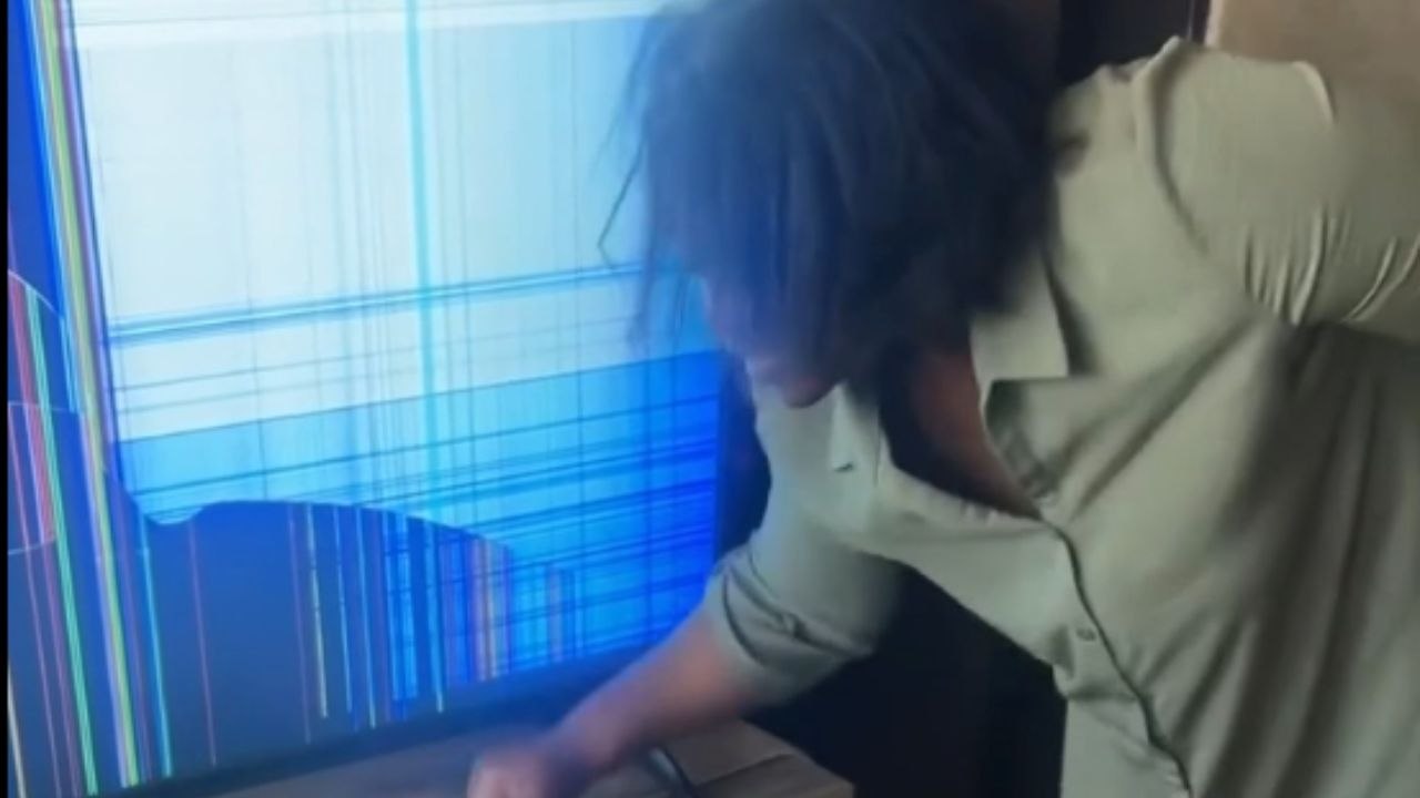 Siblings pull a broken screen prank on their mom and give her trust issues