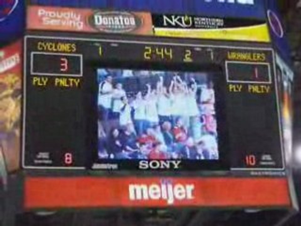 Ice hockey game Cyclones VS Wranglers - Dance Cam