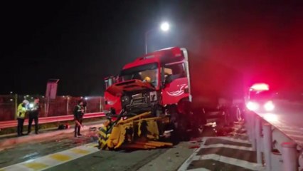 호남고속도로서 화물차가 충격흡수대 들이받아...운전자 다쳐 / YTN