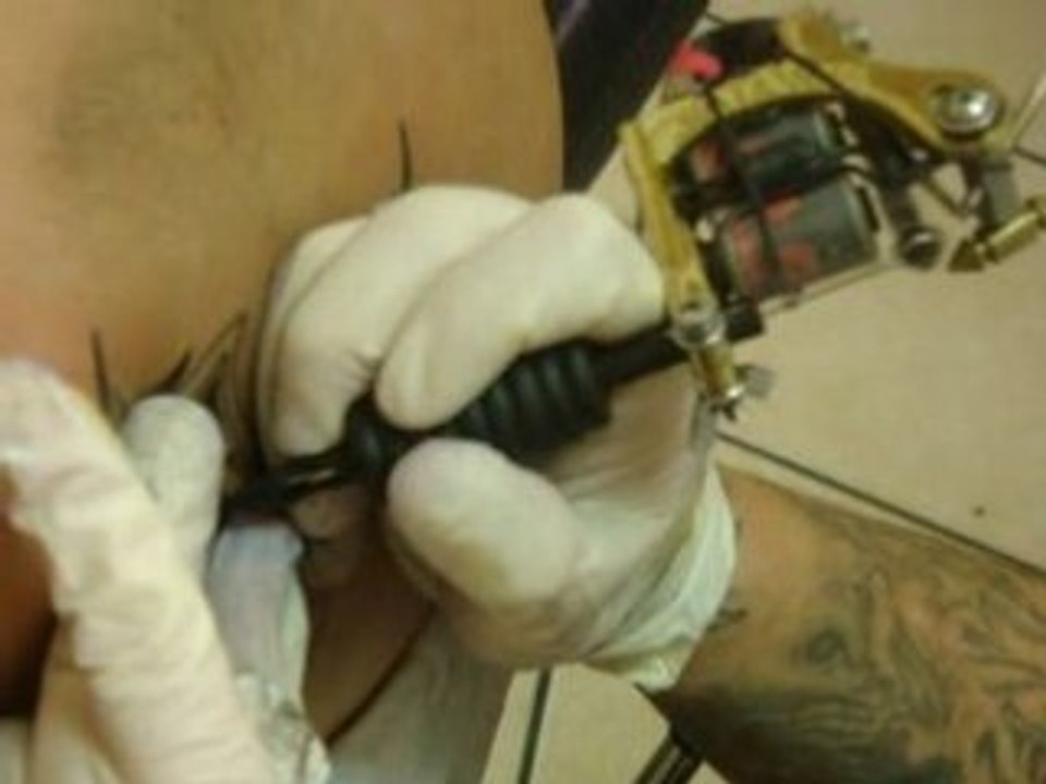 Paola chez le tatoueur 02