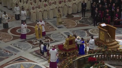 교황 레오14세 성탄미사 집전..."하느님의 겸손 만이 우리를 일으켜 세운다" / YTN