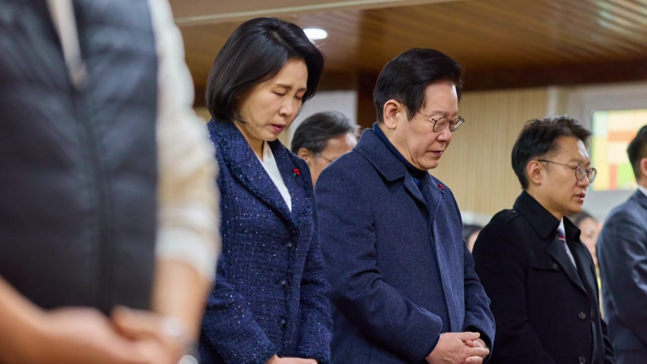 이 대통령 부부, '전 지역구' 인천 교회서 성탄 예배 / YTN