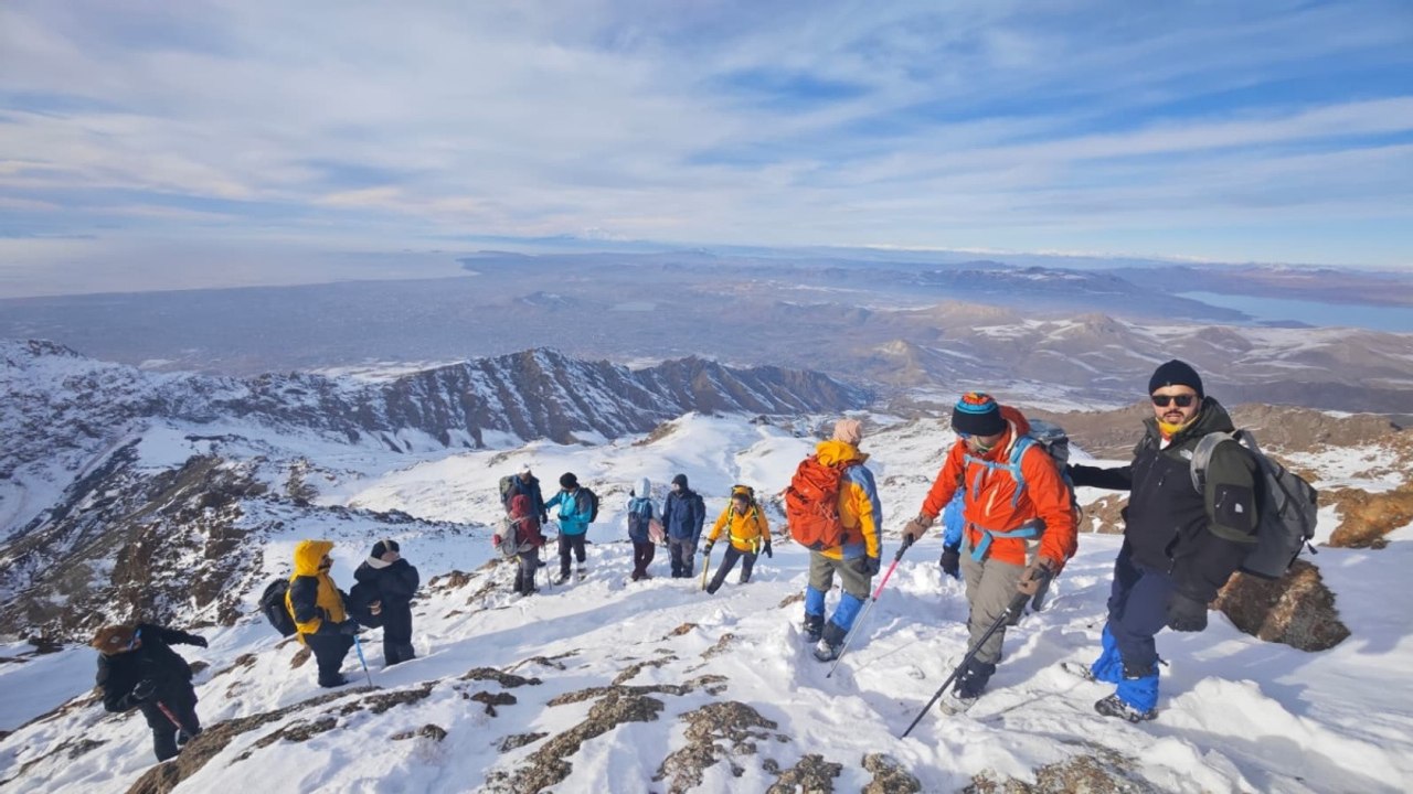 Erek Dağı zirvesine zorlu tırmanış