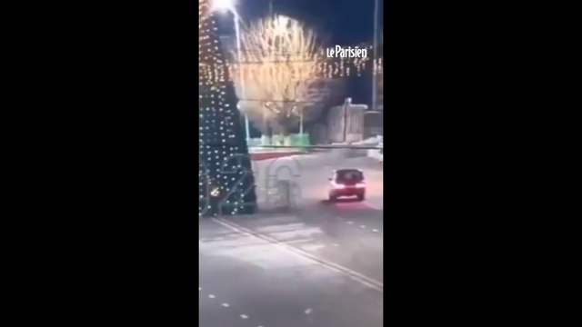 Une Lada rate ses dérapages et percute un sapin de Noël