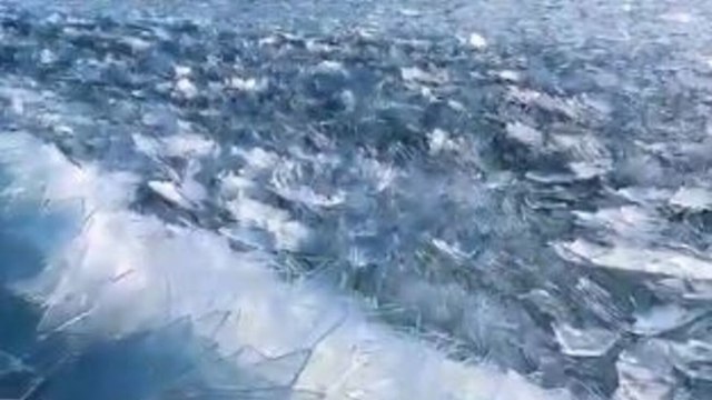 Onde di ghiaccio come cristalli: lo spettacolo ipnotico del lago Hulun in Cina