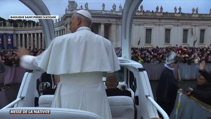 Après la messe de la Nativité, le pape Léon XIV fait le tour des fidèles sur la Place Saint-Pierre