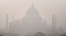 धुंध में गुम Taj Mahal, Delhi-NCR की हवा बेहद खराब