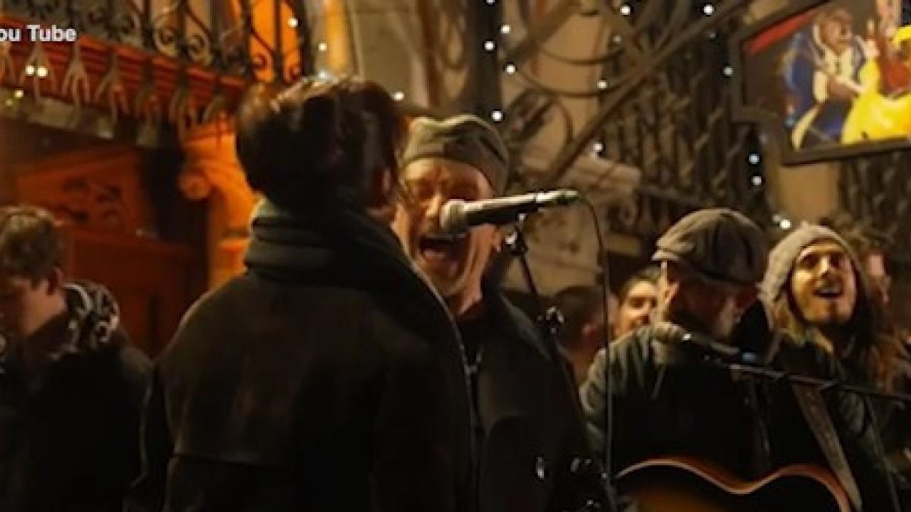 Bono canta in strada Dublino alla Vigilia di Natale: il concerto con artisti di strada irlandesi