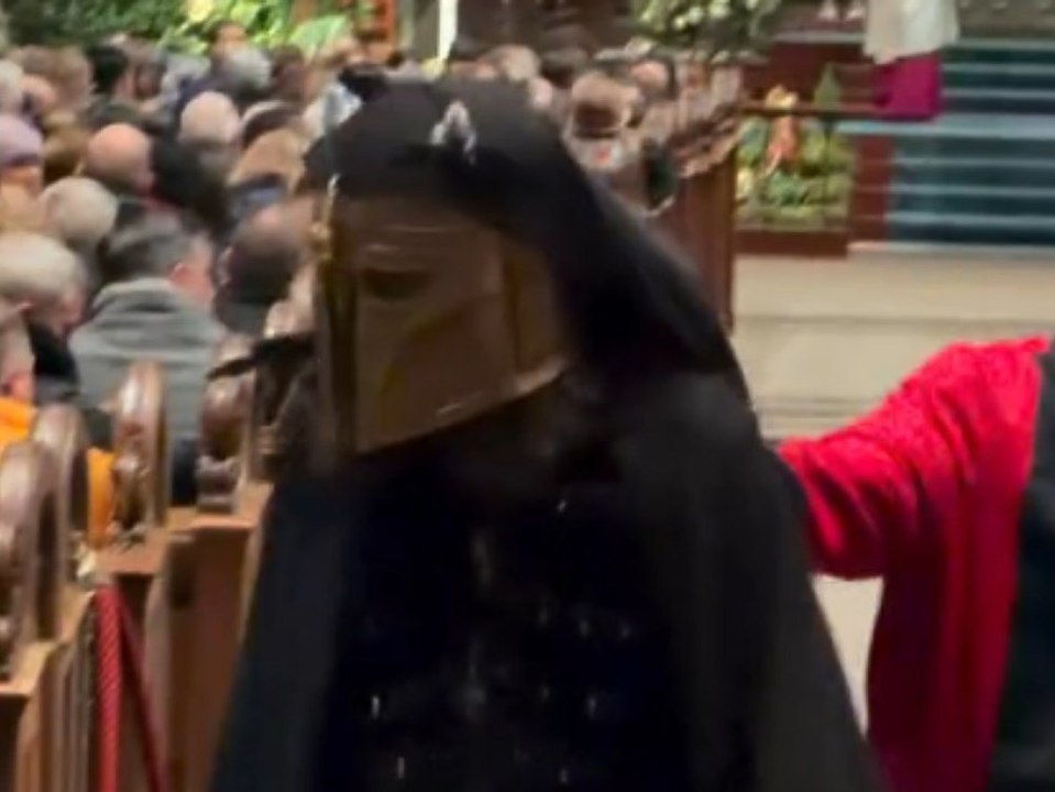 Maskierter mann schockiert tausende gäste im kölner dom