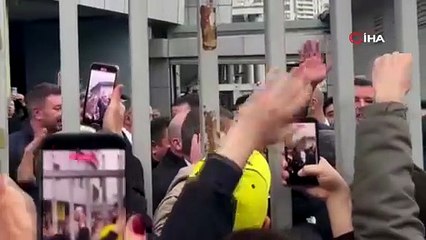 Sadettin Saran, stat önünde bekleyen taraftarları selamladı