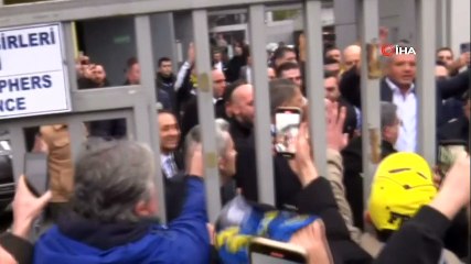 Fenerbahçe Başkanı Sadettin Saran, stat önünde bekleyen taraftarları selamladı