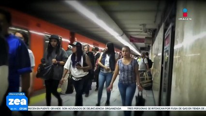 Mujer es captada cortándose las uñas de los pies en el Metro de CDMX