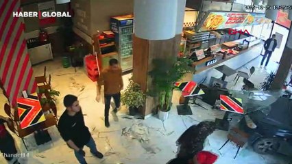 Otomobil kontrolden çıktı, döner salonunu dağıttı! O anlar kamerada