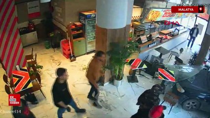 Malatya’da otomobil döner salonuna girdi