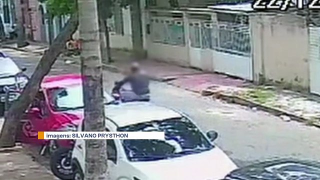Homem Furta Capacete de Moto em Plena Luz do Dia no Centro de Recife: Incidente Capturado em Vídeo