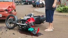 Jovem ferido é atendido por socorristas após batida entre moto e carro no Interlagos