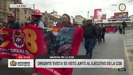 Dirigente “evista” es visto junto a un ejecutivo de la COB durante la marcha en La Paz