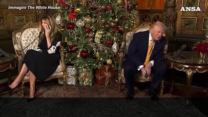 Trump a un bimbo: "Controlliamo che Babbo Natale sia buono e non un infiltrato"
