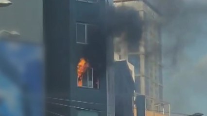 충무로역 인근 건물 불나 1명 이송...17명 구조·대피 / YTN