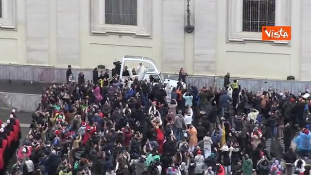 Natale 2025, il giro in Papamobile di Leone XIV in piazza San Pietro