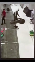 معتمر يلقي بنفسه من الأدوار العلوية للمسجد الحرام ورجل أمن سعودي ينقذه من موت محقق