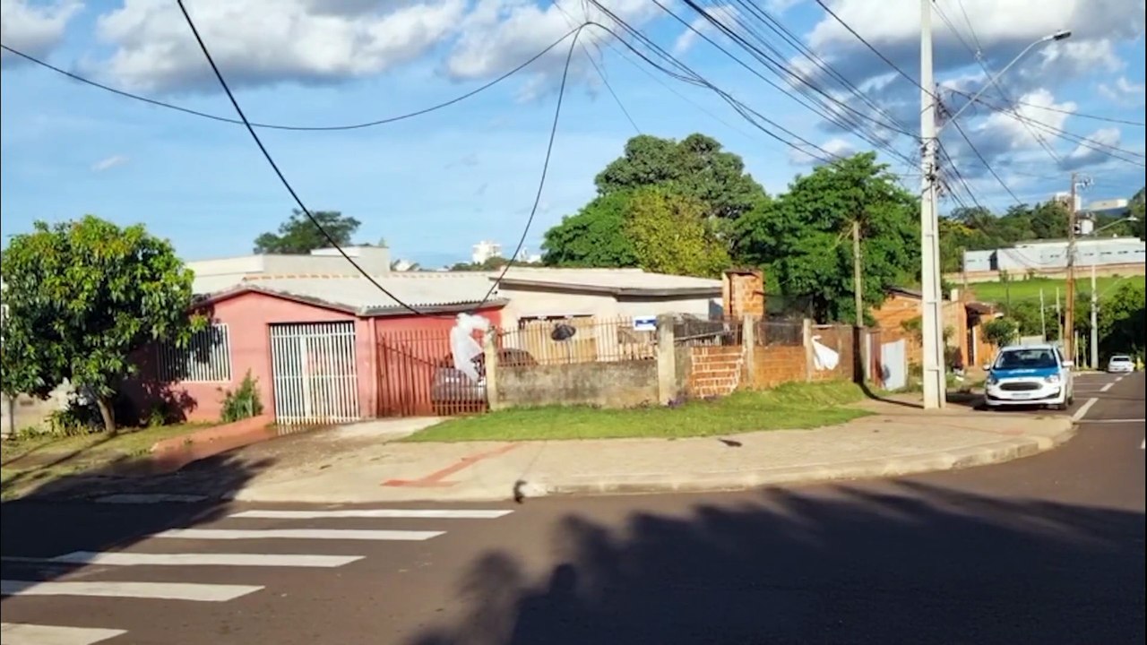 Risco de acidentes: fios estão caídos em cruzam...