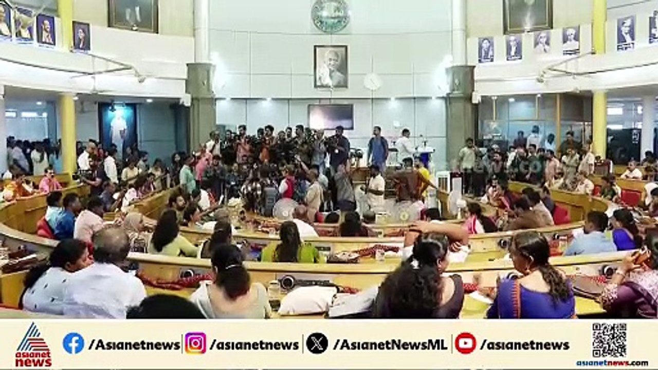 മേയർ തെരഞ്ഞെടുപ്പ് ഉടൻ; കൗൺസിൽ ഹാളിൽ കുടുംബസമേതം വി വി രാജേഷ്