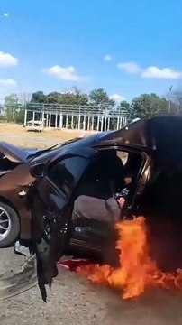 เปิดคลิปนาทีชีวิต รถชนท้ายไฟลุก พลเมืองดีเข้าช่วยเหลือคนติดอยู่ในรถ