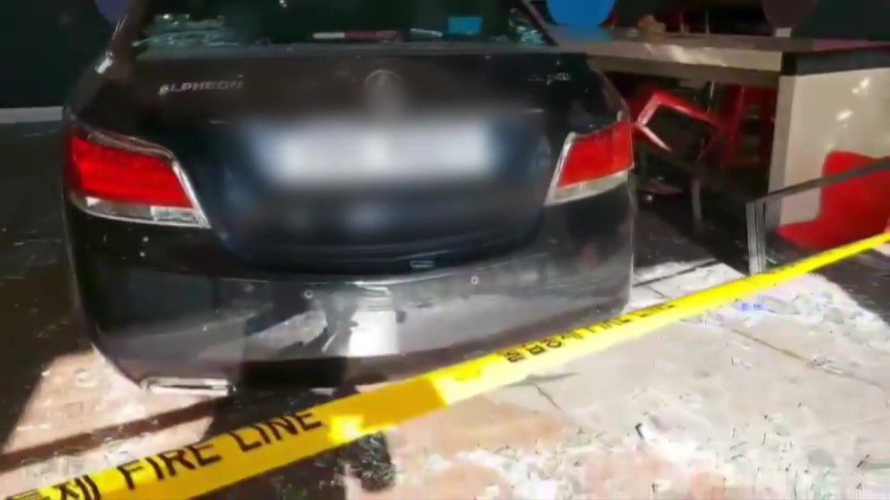 동두천 햄버거 가게에 70대 몰던 승용차 돌진 / YTN