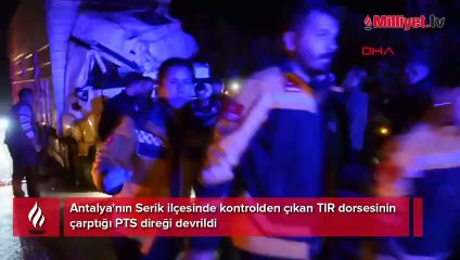 Antalya’da korku dolu anlar! PTS direği kamyonun üzerine devrildi, zincirleme kaza kamerada