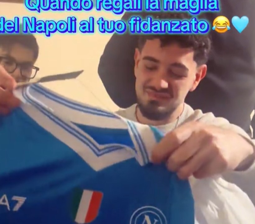 Un tifoso riceve la maglia del Napoli a Natale: la sua reazione è emozionante!