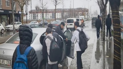 Arnavutköy'de okul çıkışı otostopla eve giden öğrenciler isyan etti