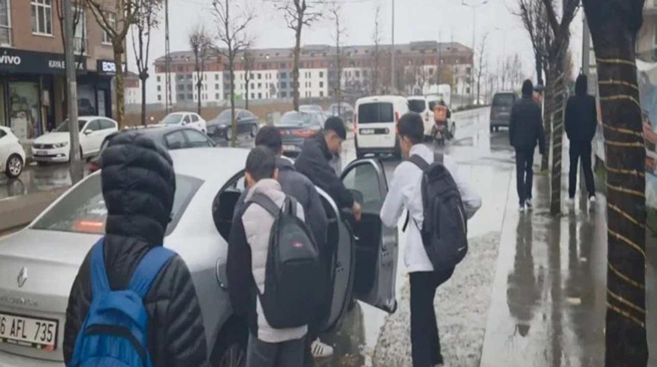 Arnavutköy'de okul çıkışı otostopla eve giden öğrenciler isyan etti