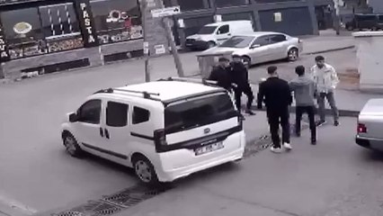 Husumetlilerinin üzerine otomobil sürüp, zorla araca bindirmeye çalıştı