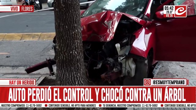 Auto perdió el control y chocó de lleno contra un árbol: hay un herido