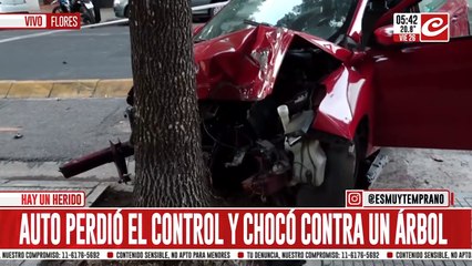 Auto perdió el control y chocó de lleno contra un árbol: hay un herido