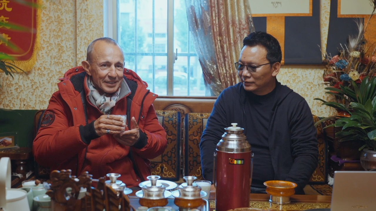 Jacques visite un des restaurants des parents d’Angwang
