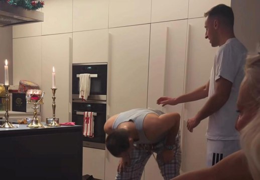 VIDEO / Natale in casa Frattesi, giochi divertenti ma impegnativi: tutti spezzati dalle risate