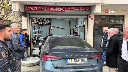 İstanbul\'da ilginç kaza: traş olan müşteri ve berbere otomobil çarptı