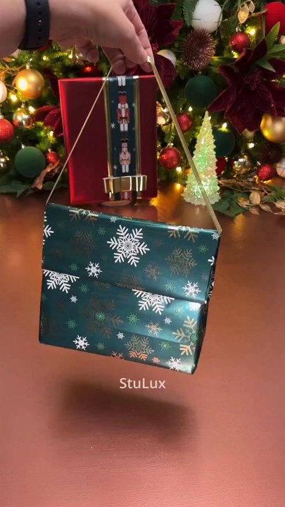 Christmas Gift Wrapping Tutorial via: @stulux_