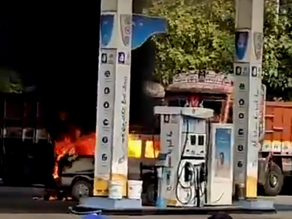 Brennender Kleinbus kracht in Tankstelle