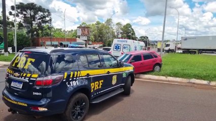 Gol fica destruído em acidente com caminhão no Trevo da Portal