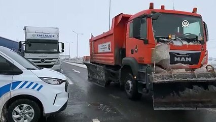 Yoğun kar yağışı etkili oluyor! İstanbul istikameti araç geçişlerine kapatıldı